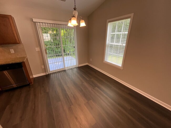 Building Photo - Charming One level 3/2 Home in Oakhurst in...