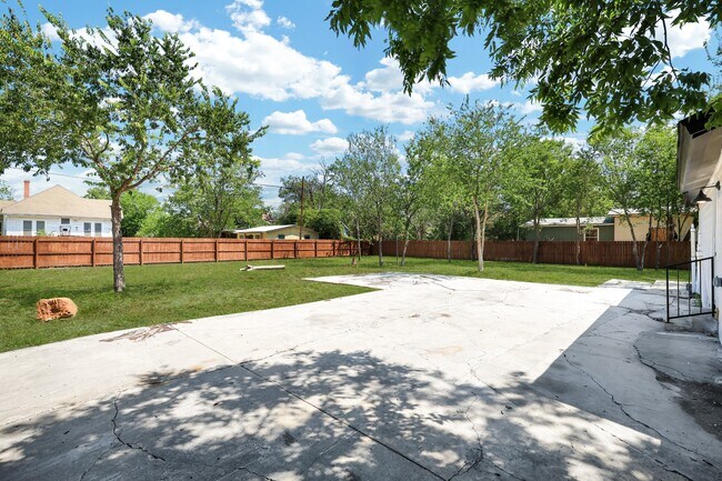 Building Photo - 2425 Monterey St
