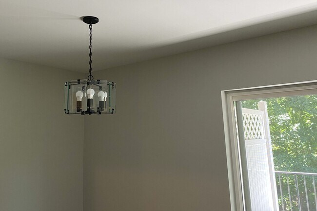 Building Photo - 2410 Oneida St