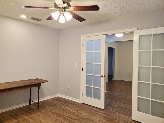 Building Photo - 4 Bedroom 2 Bath home located in heart of ...