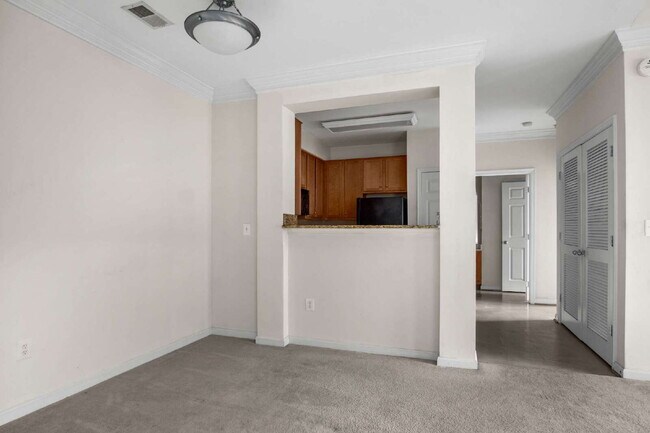 Building Photo - Modern Condo Living with Balcony and Great Location