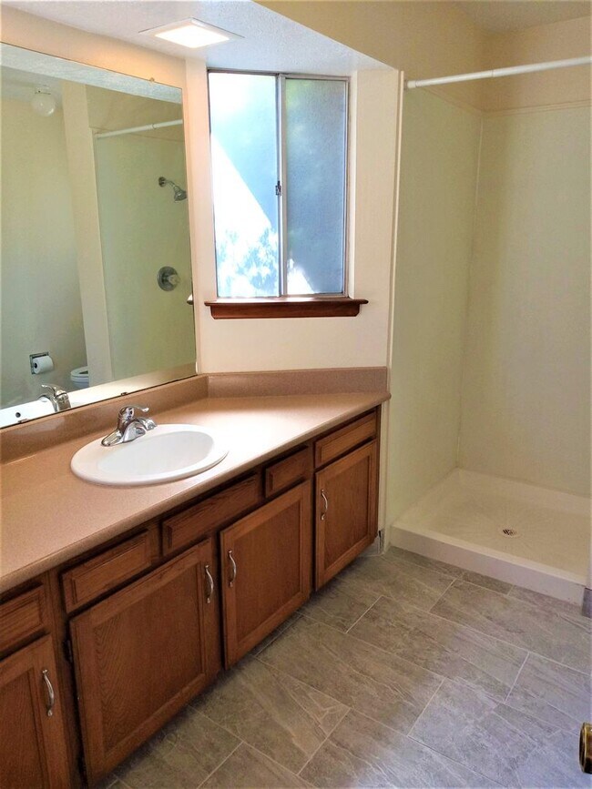 Building Photo - 4 BEDROOM 3 BATHROOM HOME IN THE VIBRANT C...
