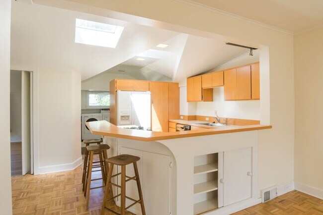 Building Photo - 2bd/1ba Seattle Home