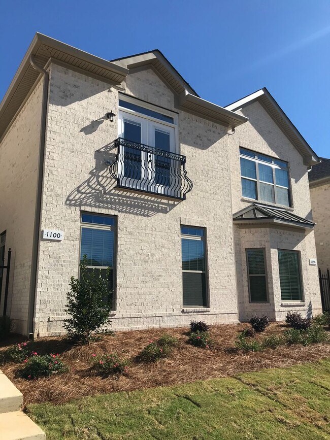 Building Photo - Townhome Available for August!