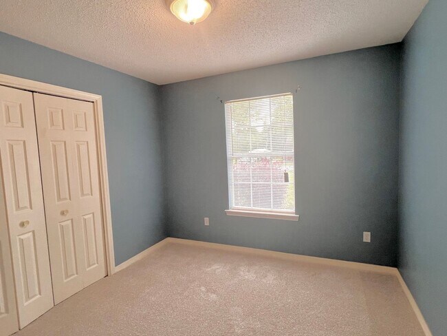 Building Photo - Charming Home on Spacious Lot Near Whiting