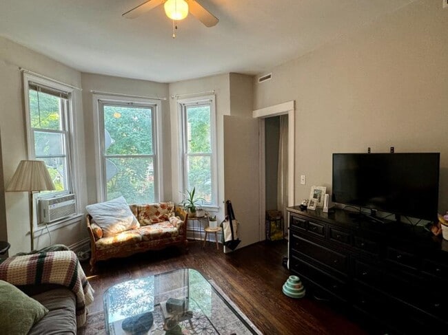 Building Photo - 3 bedroom in Chicago IL 60657