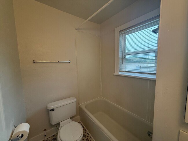 Building Photo - Charming Historic 1-Bedroom in Gatewood | Walk to the Plaza District