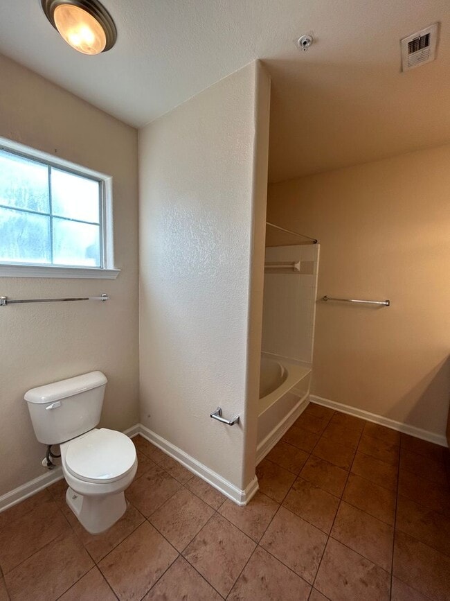 Building Photo - Gardens of Bridgehampton - 3 bedroom - 3 b...