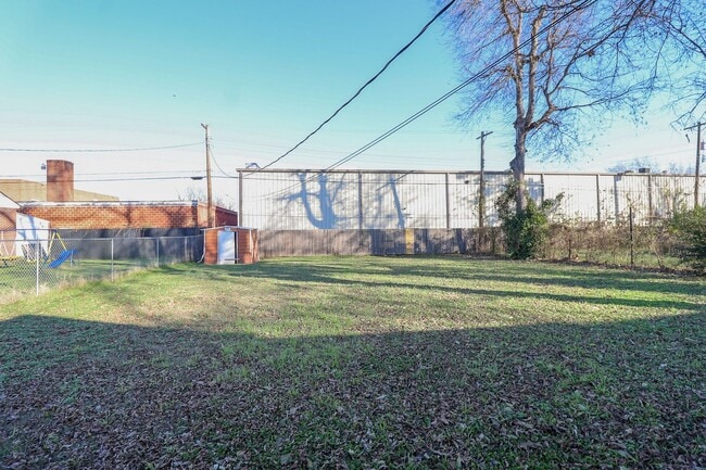 Building Photo - Cozy 2 Bedroom 1 Bathroom Home In Kendall-Whittier