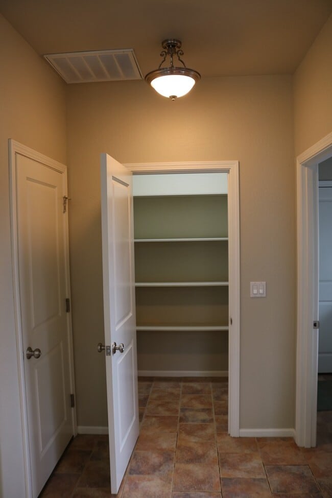 Building Photo - Gorgeous, spacious 3/2.5 with garage and o...