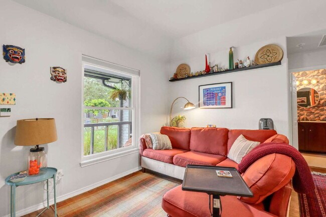 Building Photo - "Charming 3-Bed, 2-Bath Oasis on West Mistletoe Avenue – Spacious 1140 Sq Ft in San Antonio!"