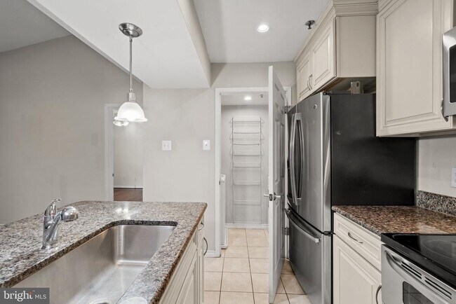 Building Photo - 1504 Lincoln Way