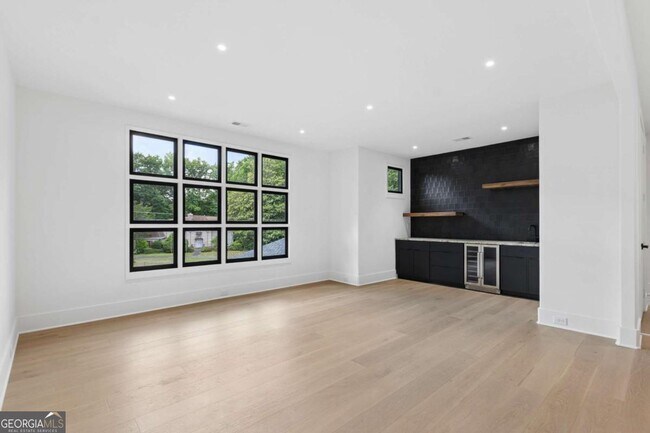 Building Photo - 1000 Clementstone Dr NE