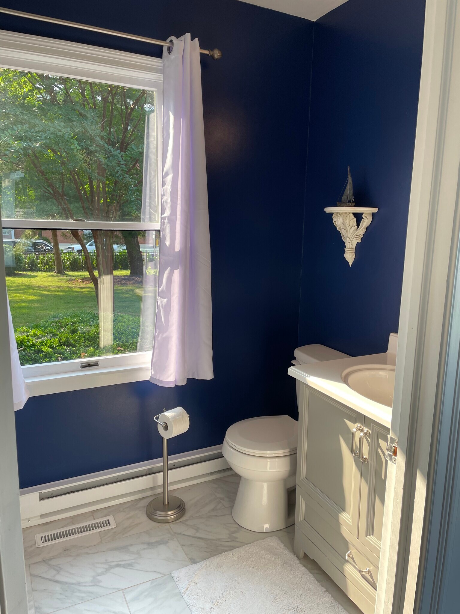 Bedroom to en suite full size bath - 218 S Washington St