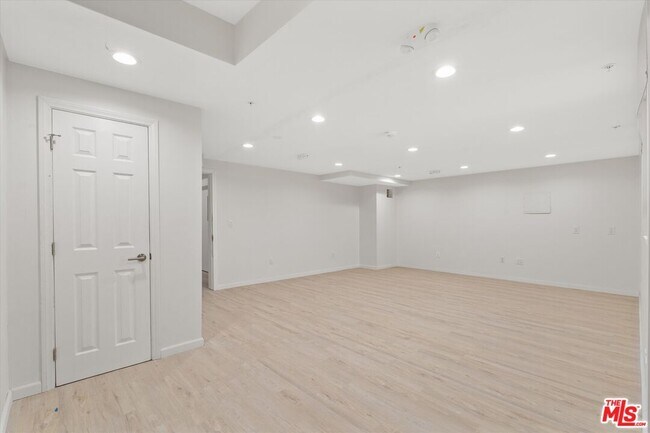 Building Photo - 1409 N Hobart Blvd