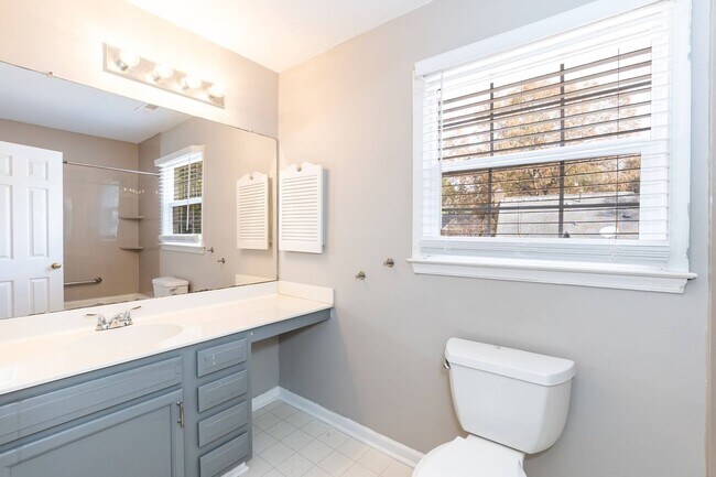 Building Photo - Three Bedroom Home!