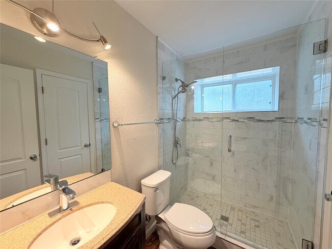 Building Photo - 1605 Parkwood Dr