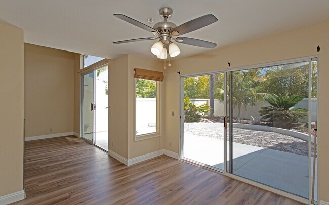 Building Photo - Gorgeous Townhome in Laguna Del Mar Community!