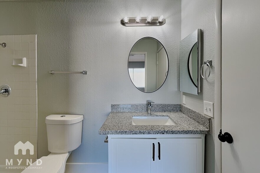 Building Photo - 4336 N Fox Point Dr