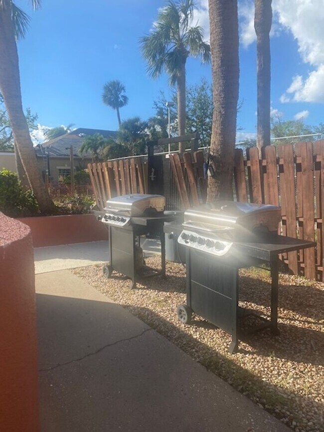 Building Photo - 1 bedroom 1 bathroom furnished condo