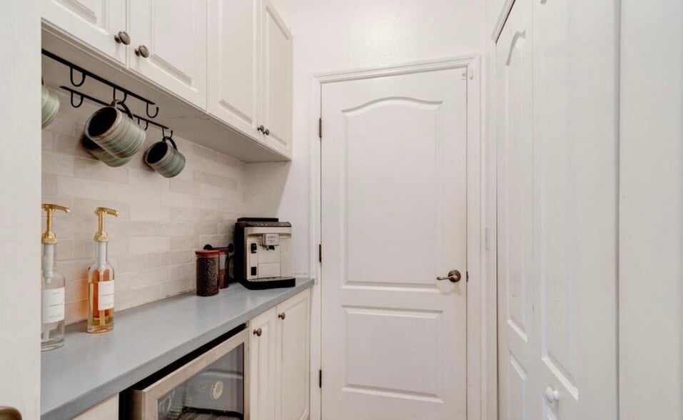 Building Photo - 6204 Morning Dr