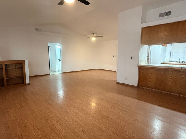 Building Photo - 3+2 with garage