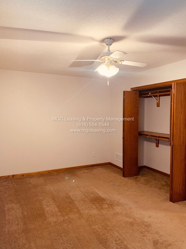 Building Photo - Spacious Raymore Townhome in Prime Remington Village Location