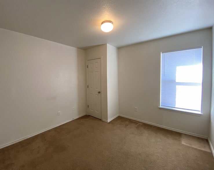 Building Photo - 2912 Ashley Dr