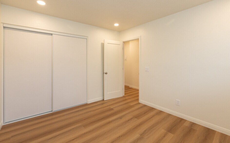 Building Photo - 2041 N Ventura Rd