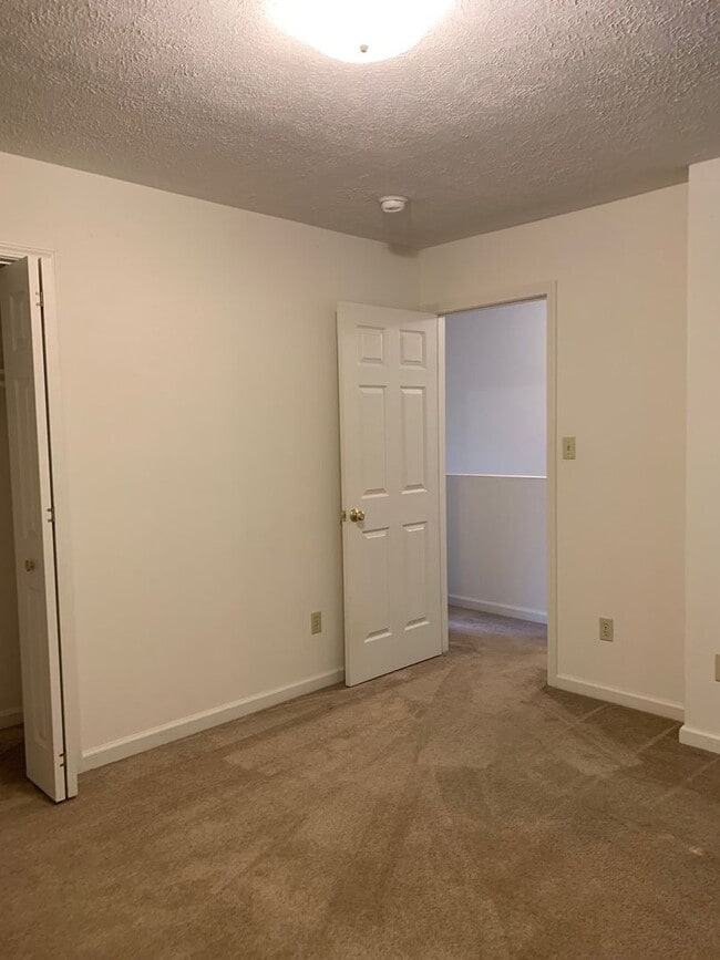 Building Photo - 2 Bedroom 2.5 Bath Townhouse