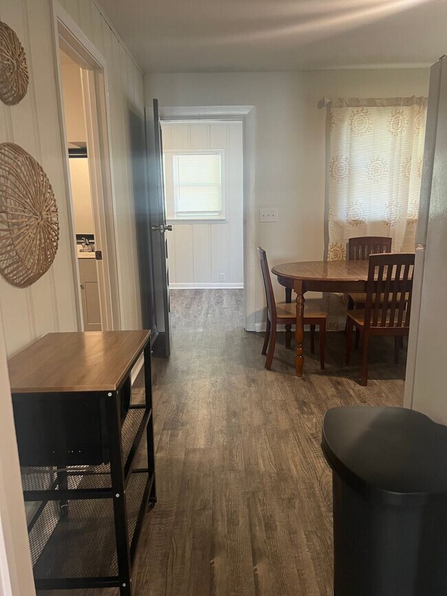 Building Photo - 4 bedroom 2 Bath - Available Now