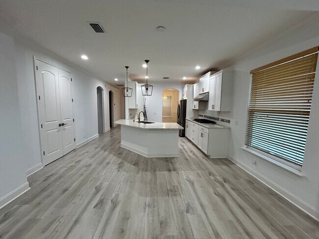 Building Photo - 3/2 Single Family Haven in Silver Leaf Vil...
