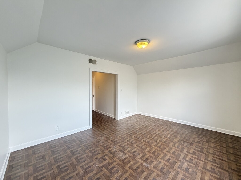 Building Photo - 1609 N McVicker Ave