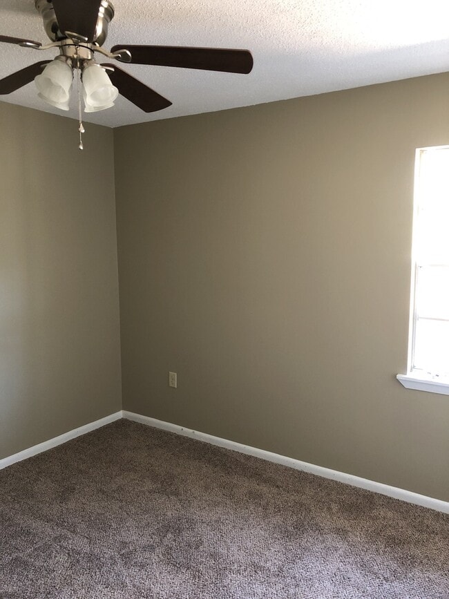 Building Photo - 3 Bed 1 Bath Home Available Soon !