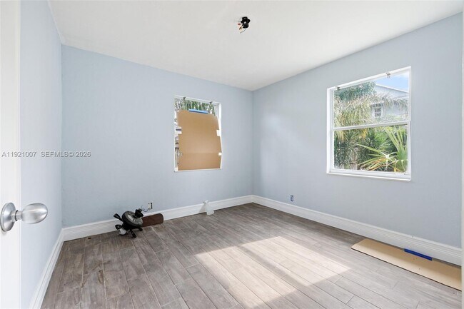 Building Photo - 112 Milton St