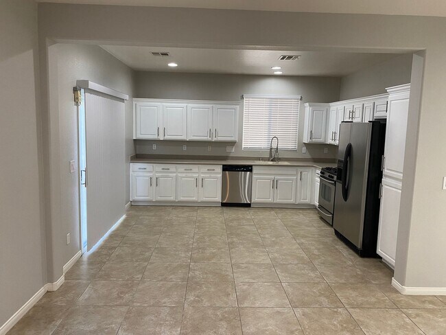 Building Photo - NW!!! 4 bedrooms!!! Pool and Spa!!! All ti...