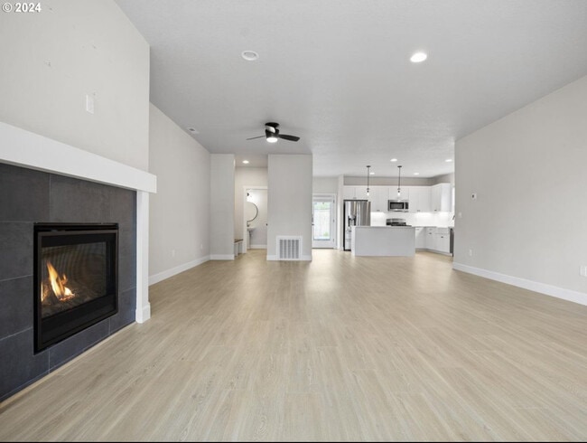 Building Photo - 12921 SE Creekside Terrace