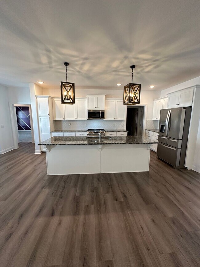 Building Photo - Beautiful 5 bed/3 bath home in Blandford Crossing