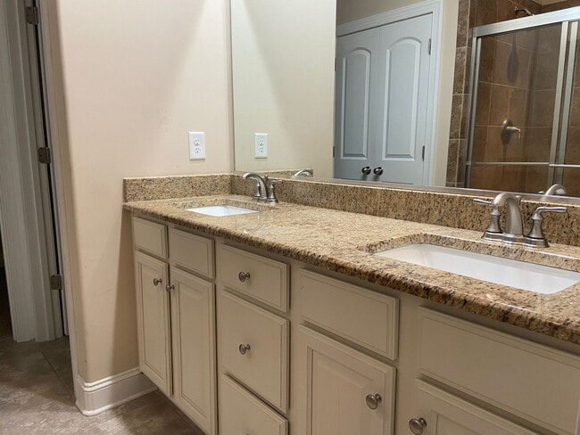 Building Photo - 3 Bedroom, 2 Bathroom One Level Townhome i...