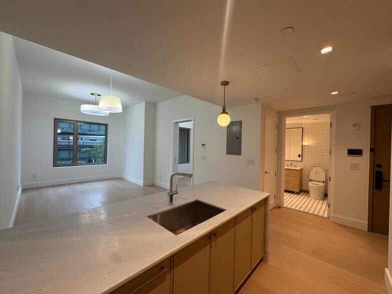 Building Photo - 2401 Queens Plz N