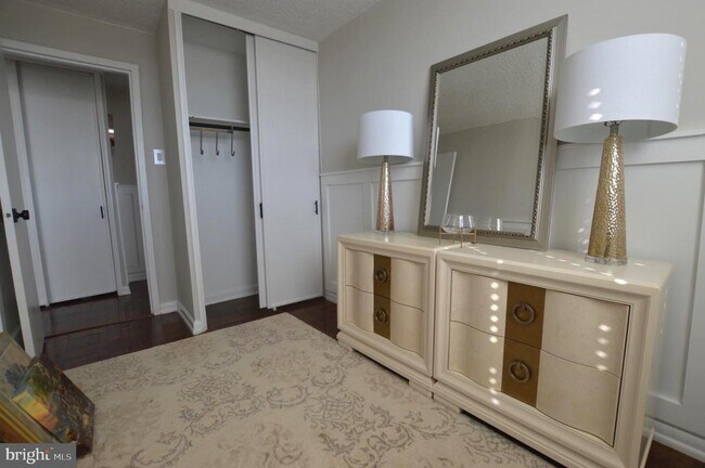 Building Photo - 1030 E Lancaster Ave