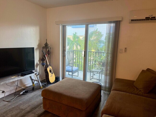 Building Photo - 3000 Riomar St