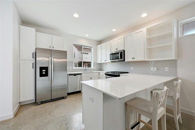 Building Photo - 801 N Bluff Dr