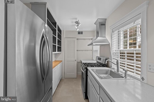 Building Photo - 810 Queen St