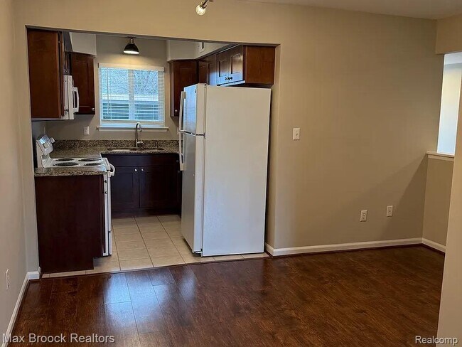 Building Photo - 42491 Plymouth Hollow Dr