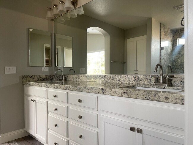 Building Photo - Beautiful 4 Bedroom 3 Bathroom with a pool