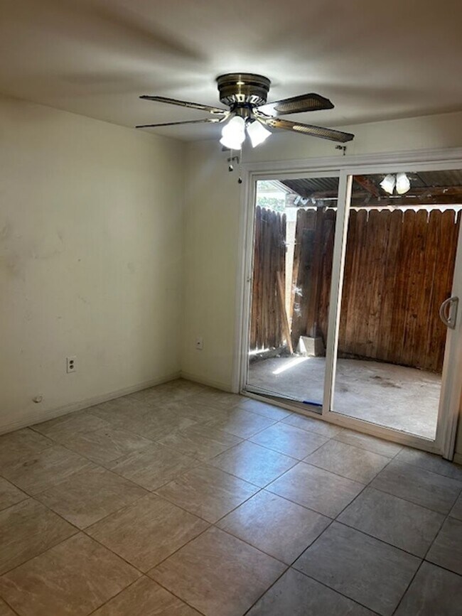 Building Photo - Single Family Home / Condo for Rent - Southwest Bakersfield
