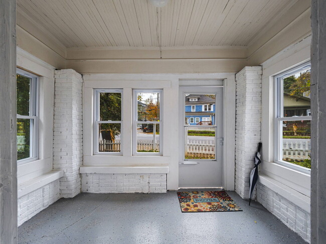 Sunroom - 810 Monroe Dr NE