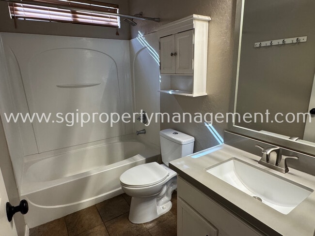 Building Photo - 518 N Alder St