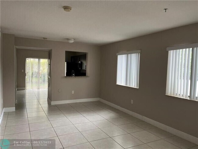 Building Photo - 6255 SW 47th Manor